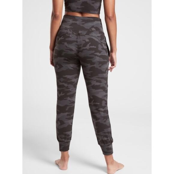 ATHLETA Salutation Black Camo Joggers Size Medium - Picture 2 of 10